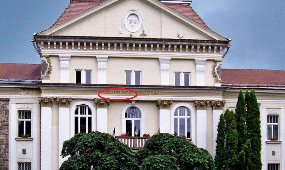 Primarul din Miercurea Ciuc, obligat să îndepărteze inscripția în limba maghiară „Varoshaza” de pe fațada primăriei