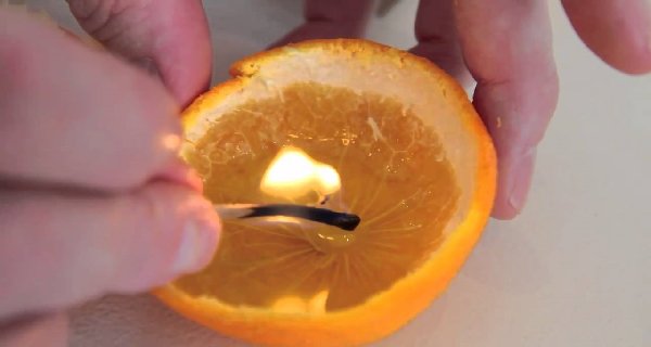 VIDEO! Trucul bunicii: pune ulei de masline intr-o mandarina si aprinde-l! Vei incerca si tu trucul asta imediat!