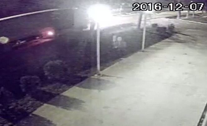 Cruzime incredibilă. Un tânăr a fost bătut și lăsat pe şosea, să fie călcat de maşini - VIDEO șocant!