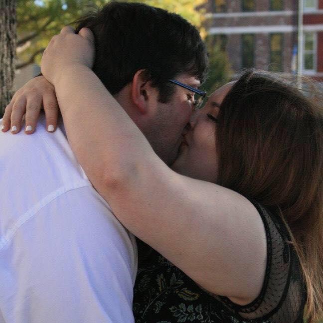 Logodnicul ei a fost umilit de o vânzătoare pentru că i-a luat un inel ieftin. Reacţia iubitei este uimitoare 421172