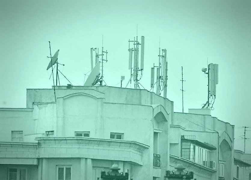 O asociaţie de proprietari a obținut în instanţă demontarea antenei GSM de pe bloc. Oamenii au reclamat că le afectează sănătatea 