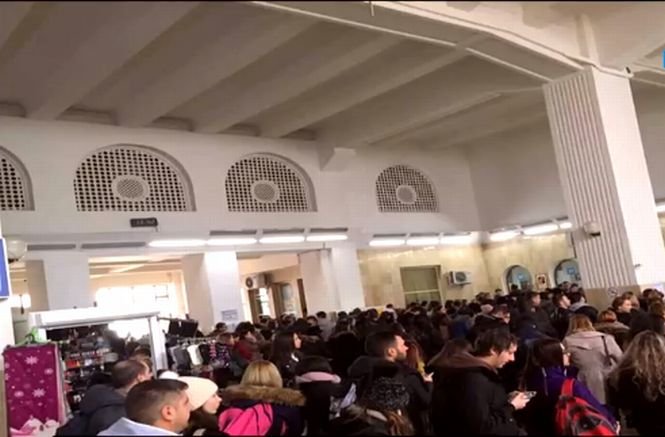 Haos în Gara de Nord. Sute de elevi și studenți au luat cu asalt casele de bilete pentru a merge să voteze - FOTO