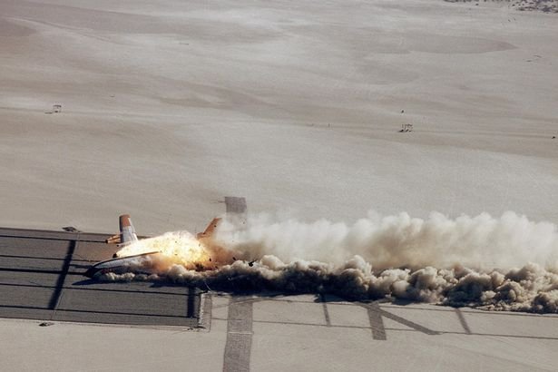 Imagini spectaculoase cu un avion al NASA care s-a prăbușit
