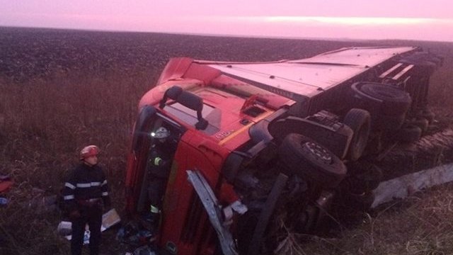 Accident groaznic pe A1. Un șofer de tir a murit strivit de mastodontul pe care îl conducea 