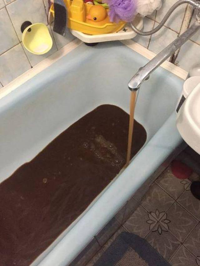 S-a trezit dimineaţă şi s-a dus să facă un duş. A început să ţipe ca din gură de şarpe. Este incredibil ce curgea de la robinet (FOTO) 421658