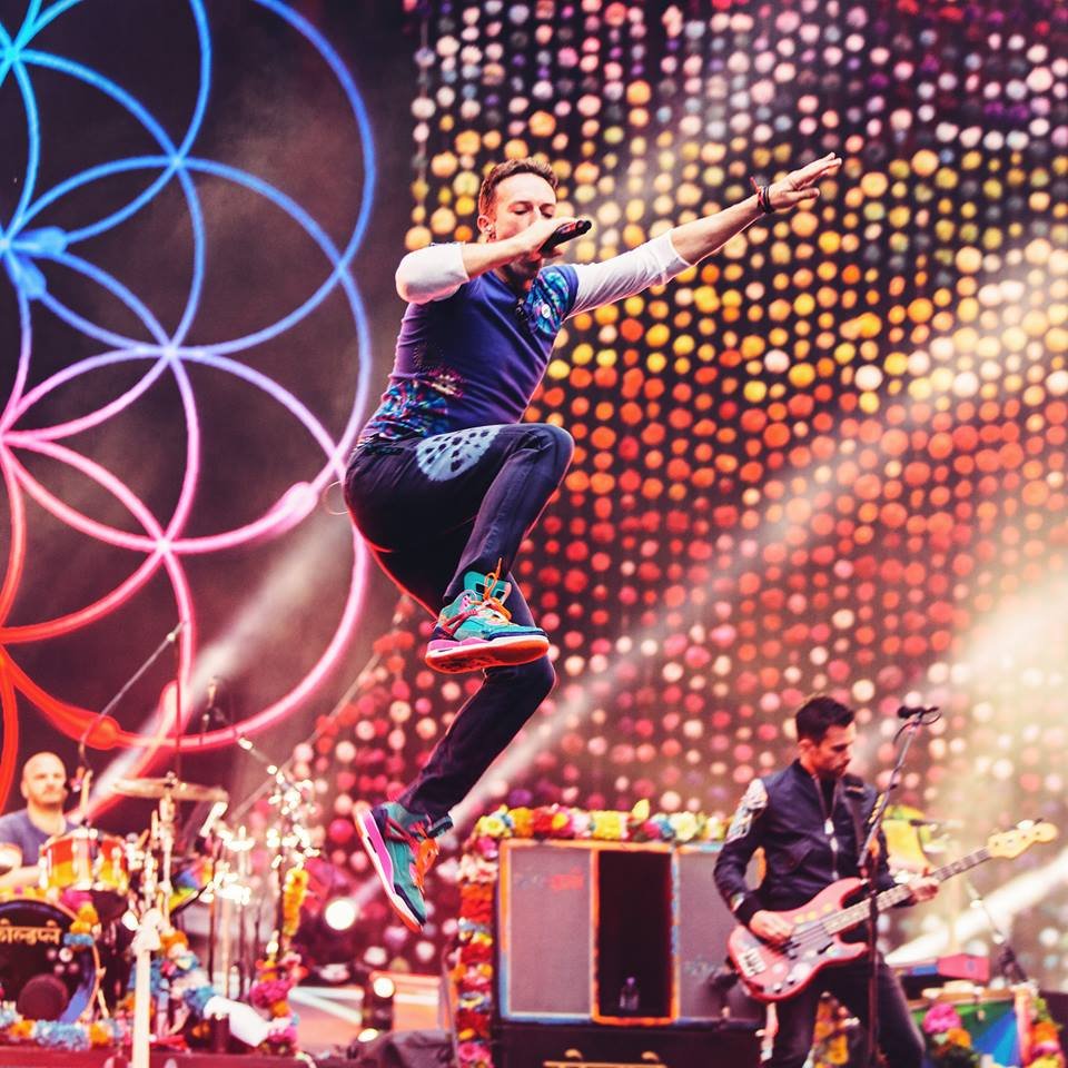 Solistul Coldplay a oprit concertul pentru ca un fan să-și ceară iubita de soție, dar a făcut o gafă uriașă - VIDEO 