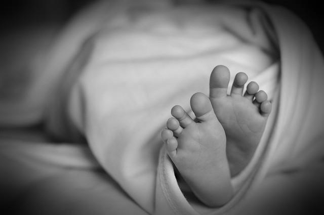 Caz înfiorător în Sălaj. Bebeluș de cinci luni sufocat cu pătura