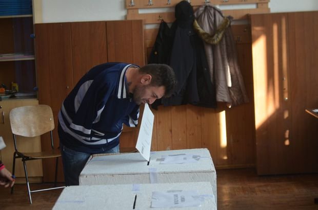 Alegeri parlamentare 2016. Un bărbat din Buzău, fără mâini, a mers la vot. A ţinut buletinul de vot în dinţi