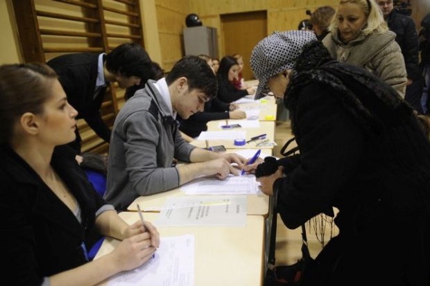 Panică într-o secţie de vot din Câmpina. Un membru din comisie a ajuns de urgenţă la spital 