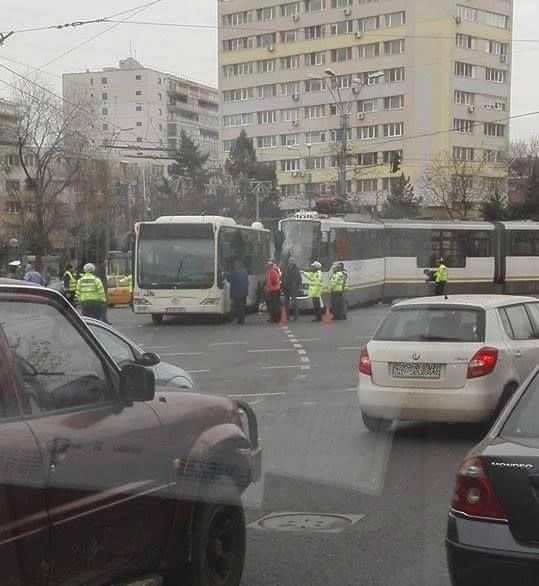 Accident grav între un autobuz RATB și un tramvai, în Capitală