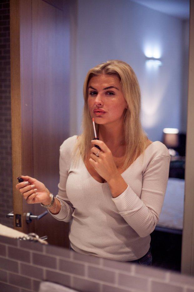 Blonda asta trăiește in lux, dar nu a avut niciodată un loc de muncă până acum. E incredibil de unde și cum face rost de bani ca să trăiască așa   422576