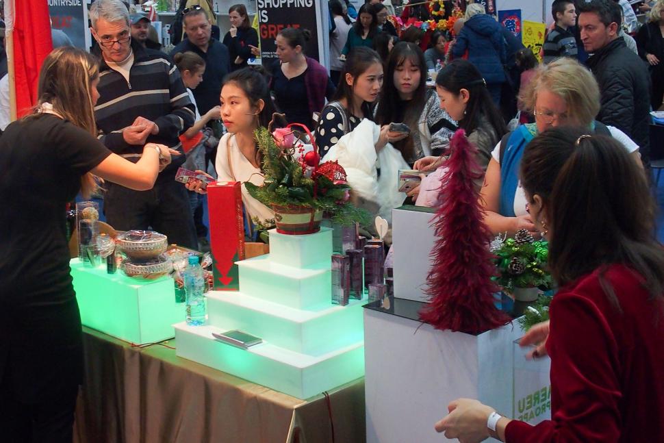 Fundația Mereu Aproape și producătorii români au susținut copiii României la IWA Charity Christmas Bazaar 2016 422538