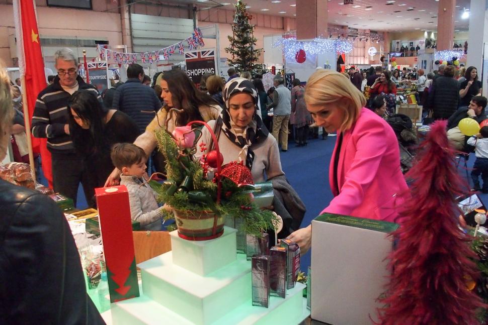 Fundația Mereu Aproape și producătorii români au susținut copiii României la IWA Charity Christmas Bazaar 2016 422540