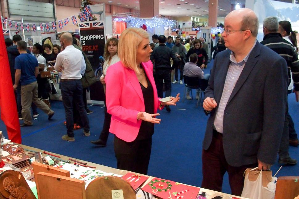 Fundația Mereu Aproape și producătorii români au susținut copiii României la IWA Charity Christmas Bazaar 2016 422542