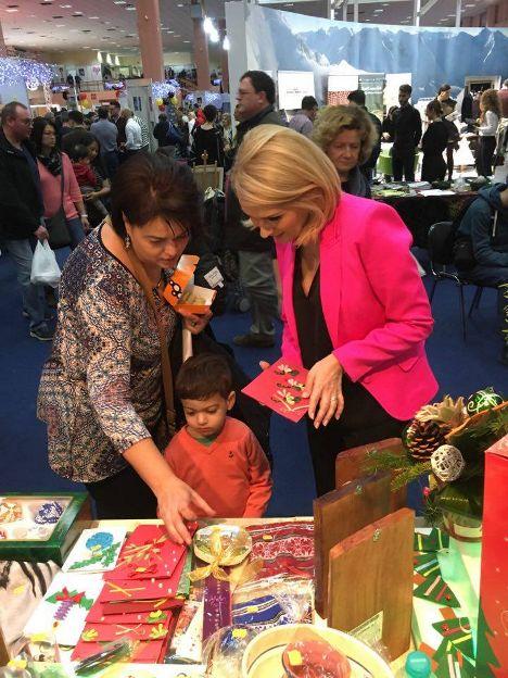 Fundația Mereu Aproape și producătorii români au susținut copiii României la IWA Charity Christmas Bazaar 2016 422543