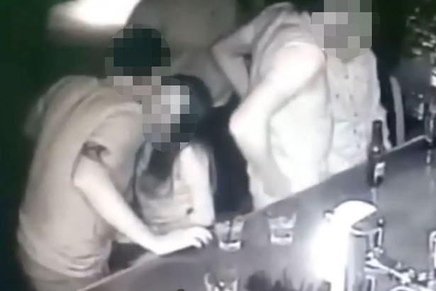 Ce făceau doi tineri într-un bar. Imaginile au ajuns virale pe internet. ”Niște animale...”