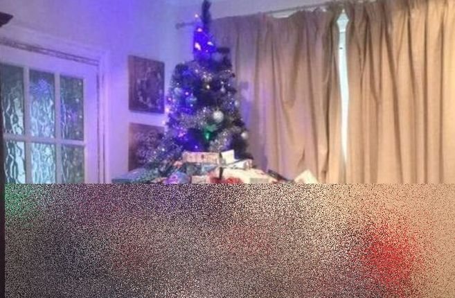 Fotografia care a devenit virală pe Internet. Bradul de Crăciun a fost eclipsat total!