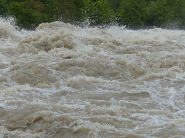 Un râu din Bistriţa-Năsăud s-a revărsat pe DN 17C