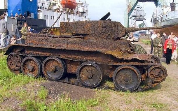 Au găsit un tanc îngropat în pământ. Când mașinăria a fost deschisă au fost șocați ce aștepta acolo să fie descoperit