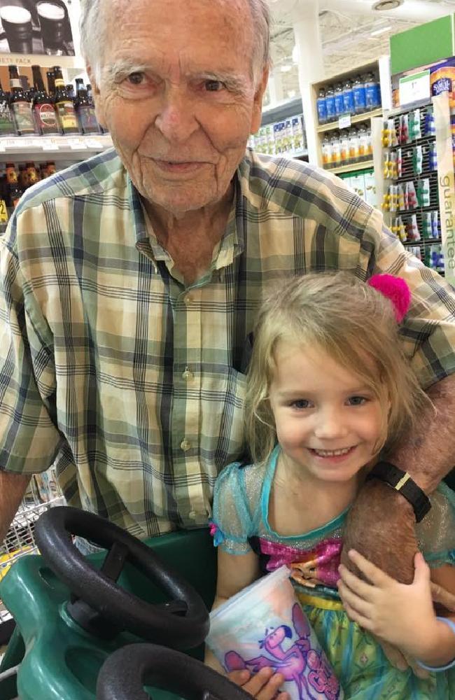 Femeia a trăit un șoc când și-a văzut fiica la braț cu un bătrân în magazin. Imagini incredibile - FOTO 423313