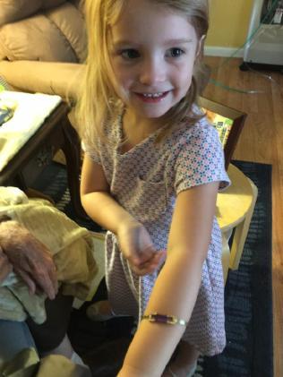 Femeia a trăit un șoc când și-a văzut fiica la braț cu un bătrân în magazin. Imagini incredibile - FOTO 423316