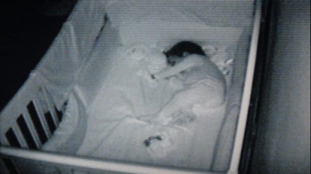 A montat o camera ascunsa in dormitorul bebelusului! Cand a vazut ce se intampla noaptea a mers direct la politie