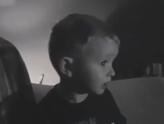 Un băieţel își surprinde tatăl cu o ipoteză șocantă despre Moș Crăciun - VIDEO