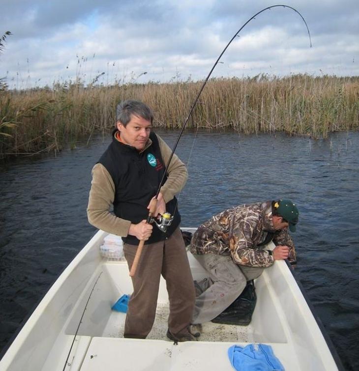 Dacian Cioloş, într-o ipostază inedită. Cum a fost fotografiat premierul României (FOTO) 423576