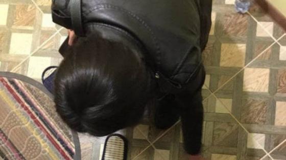 Îşi punea soţia să stea în fiecare dimineaţă în genunchi în faţa sa, după care îi declara iubirea. Internauţii s-au declarat revoltaţi 423590