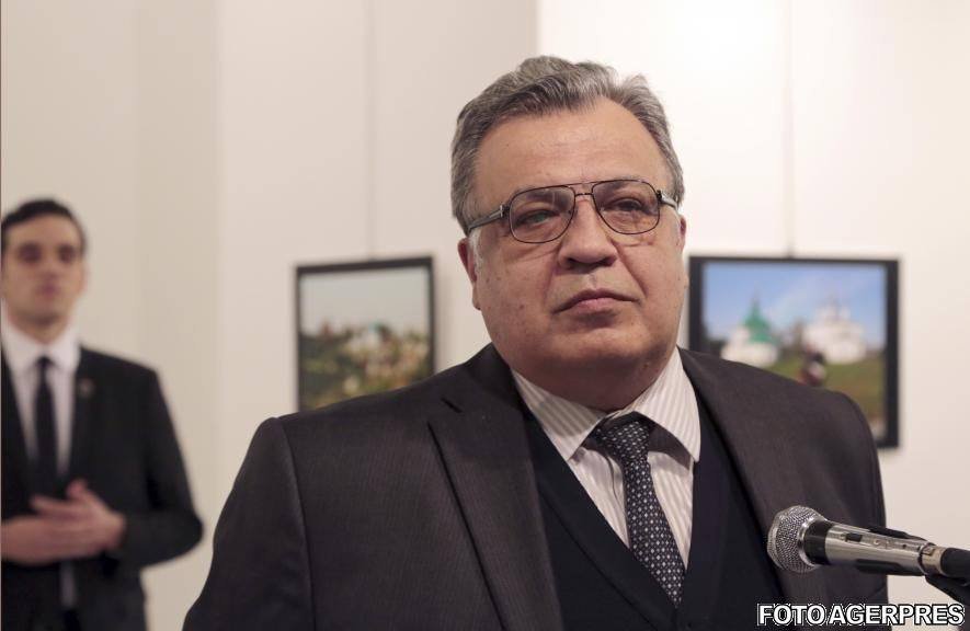 Ambasadorul rus în Turcia, împuşcat mortal în timp ce ţinea un discurs într-o galerie de artă din Ankara - VIDEO 
