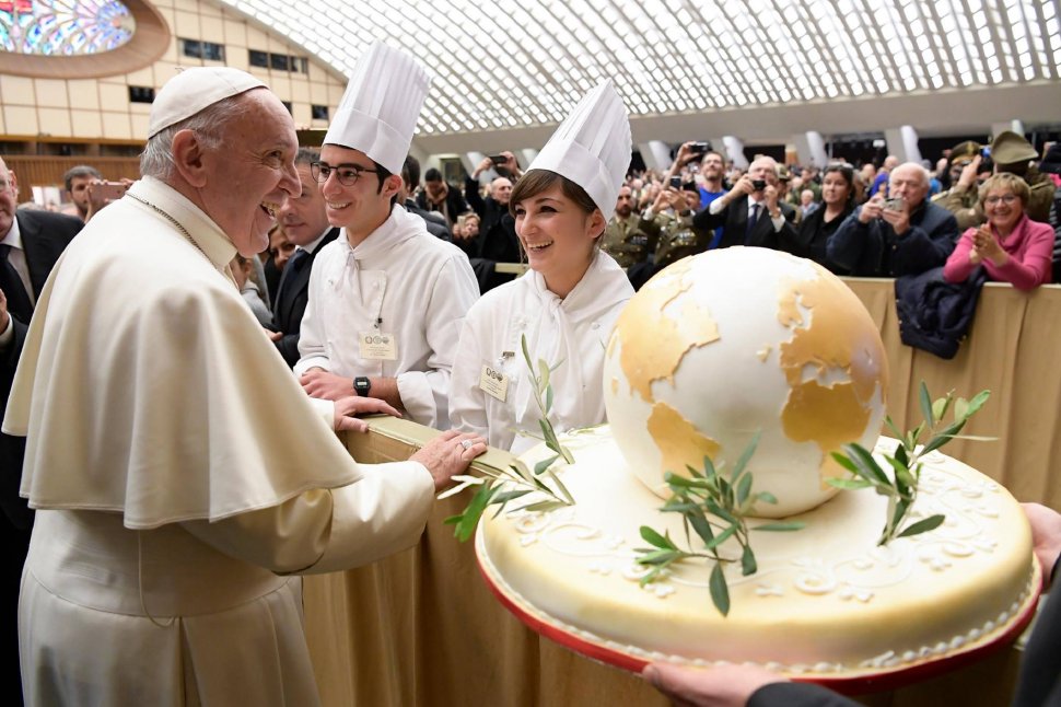Ce se întâmplă cu miile de cadouri primite de Papa Francisc, de ziua lui