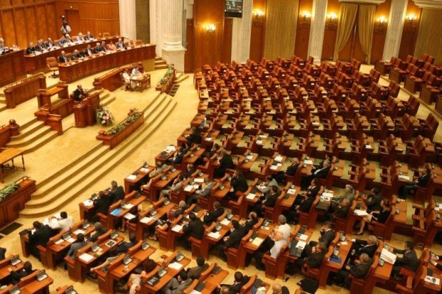 Parlamentari pentru o zi. Doi deputați și-au dat deja demisia din legislativ