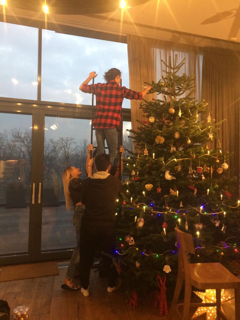 X Factor. Apariție surpriză: Cine a ajutat-o pe Delia să împodobească bradul 424128