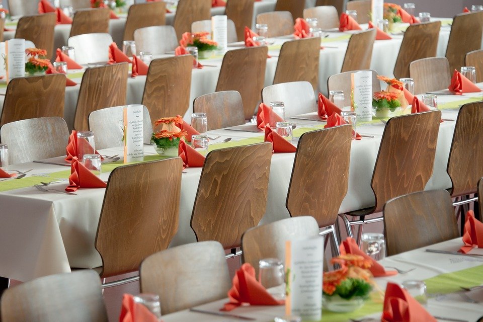 Părea o nuntă obișnuită când totul a luat o turnură dramatică. Invitații au început să arunce cu mese și scaune (FOTO și VIDEO)