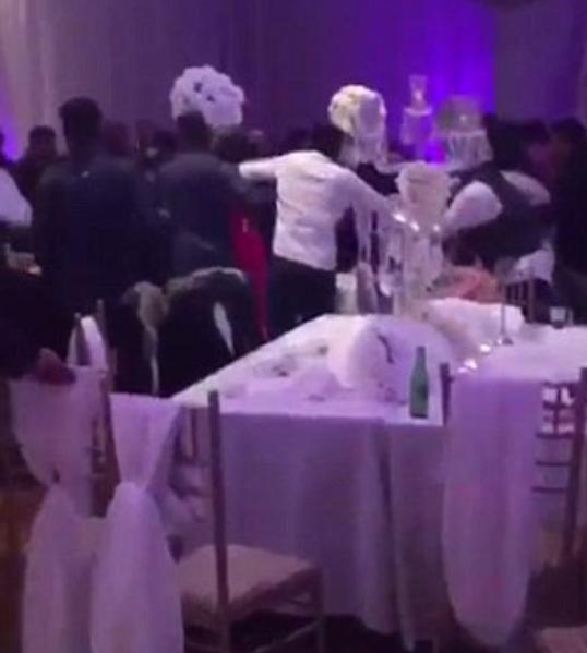 Părea o nuntă obișnuită când totul a luat o turnură dramatică. Invitații au început să arunce cu mese și scaune (FOTO și VIDEO) 424544