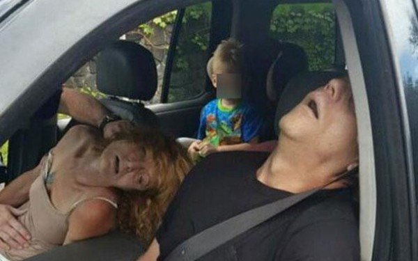 Părinți drogați și leșinați în mașină, în timp ce copilul stătea speriat pe bancheta din spate. Ce decizie au luat autoritățile