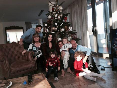 Traian Băsescu, ipostază inedită de Crăciun. Cum s-a lăsat fotografiat fostul preşedinte (FOTO) 425004