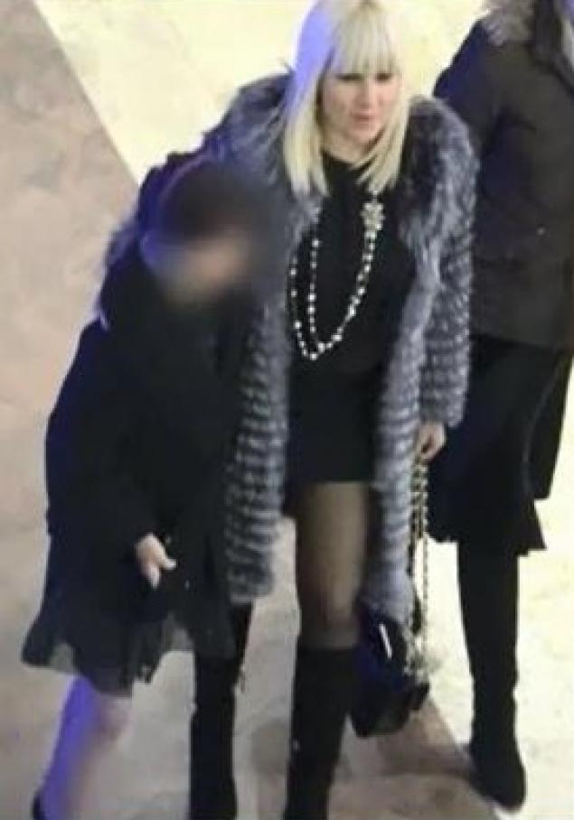 Elena Udrea, apariţie incendiară în mall. Dragostea face minuni pentru ea (FOTO) 425493