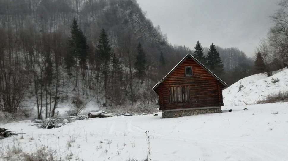 Apelul unor tineri după ce au găsit o cabană părăsită pe munte - FOTO 
