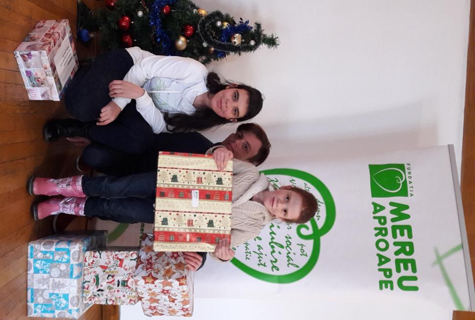 Fundația Mereu Aproape a oferit “Bucurie la cutie” pentru 851 de copii din campania “Schimbă o viață” 425714