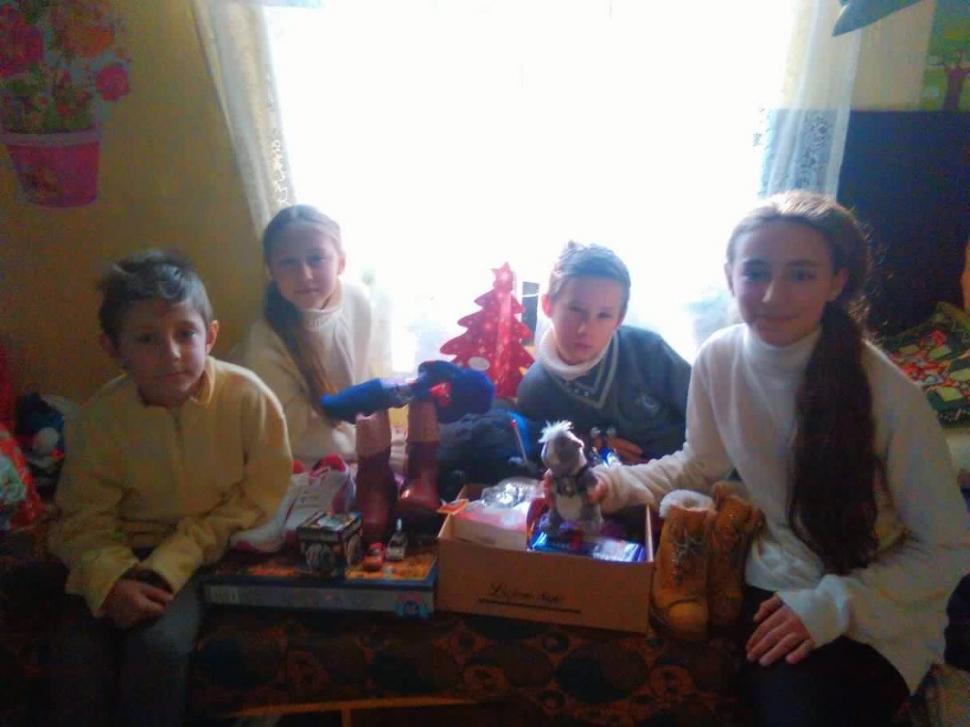 Fundația Mereu Aproape a oferit “Bucurie la cutie” pentru 851 de copii din campania “Schimbă o viață” 425716