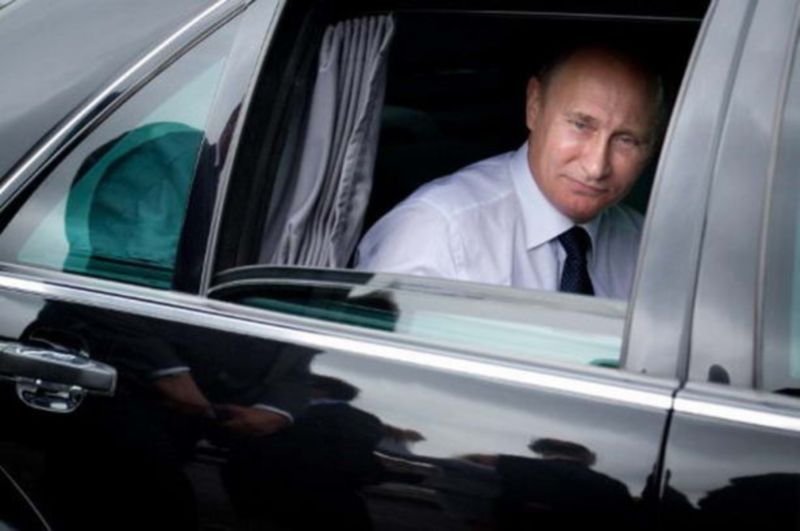 Limuzina lui Putin a fost scoasă la vânzare. Prețul enorm al automobilul blindat vechi de două decenii