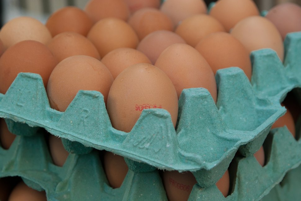 Alertă alimentară în Ajunul Anului Nou: Peste 300.000 de ouă cu salmonella, identificate și retrase de pe piaţă!