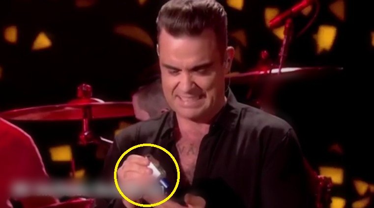 Robbie Williams, filmat în timp ce îşi dezinfecta mâinile după ce și-a salutat fanii - VIDEO 