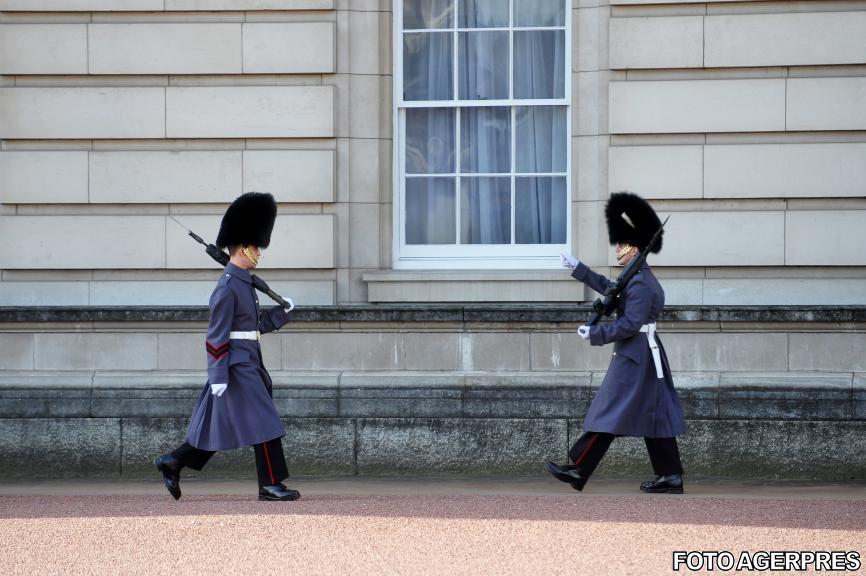 Măsuri de securitate fără precedent în Marea Britanie. Ritualul de schimbare a Gărzii la Palatul Buckingham îşi va modifica programul