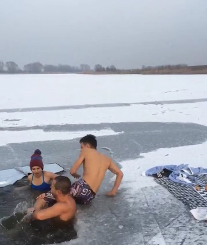 Erau dornici de aventură și au recurs la un gest extrem. Au făcut baie într-un lac înghețat, la temperaturi de 0 grade - VIDEO
