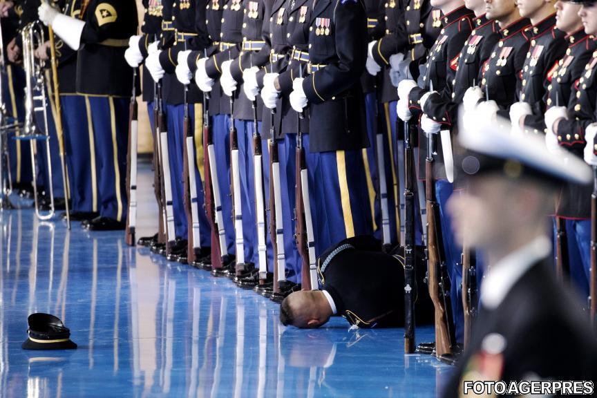 Incident în timpul discursului de rămas-bun al lui Barack Obama. Ce a pățit un membru al Gărzii de Onoare 426804