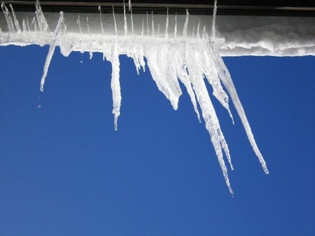 Amenzi drastice pentru cei care nu îndepărtează zăpada şi gheaţa de pe trotuare, acoperiş, dar şi din faţa imobilelor care le aparţin