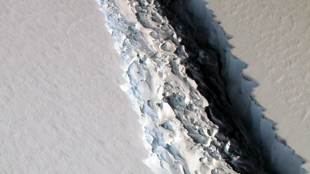 Avertismentul oamenilor de știință: Un iceberg uriaș se va desprinde de Antarctica