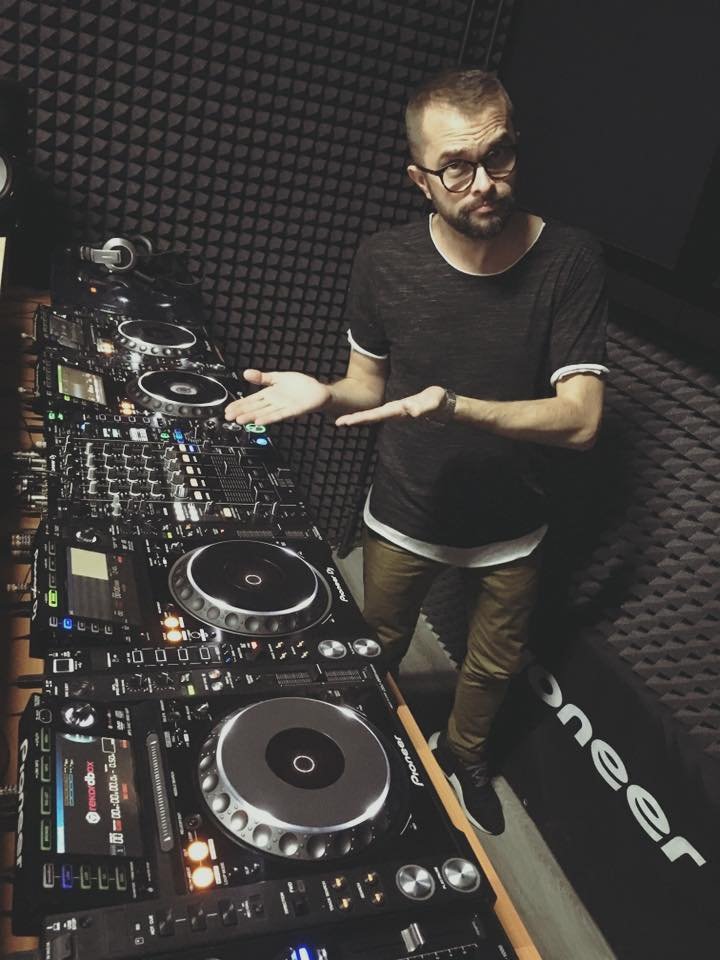 După 20 de ani, un celebru DJ român de la radio şi-a dat demisia